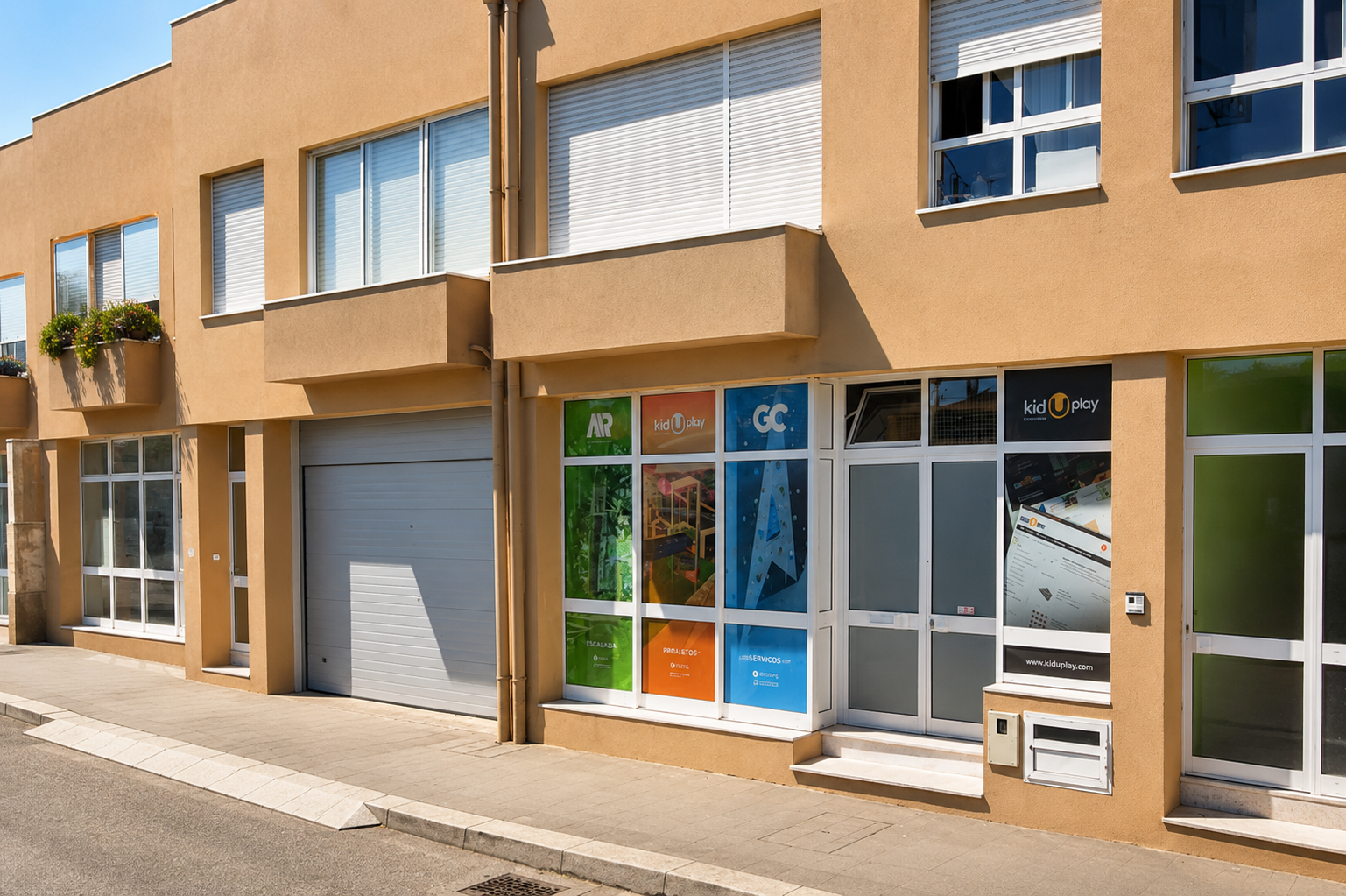 Fachada do atelier e showroom da kidUplay em Santa Cruz do Bispo
