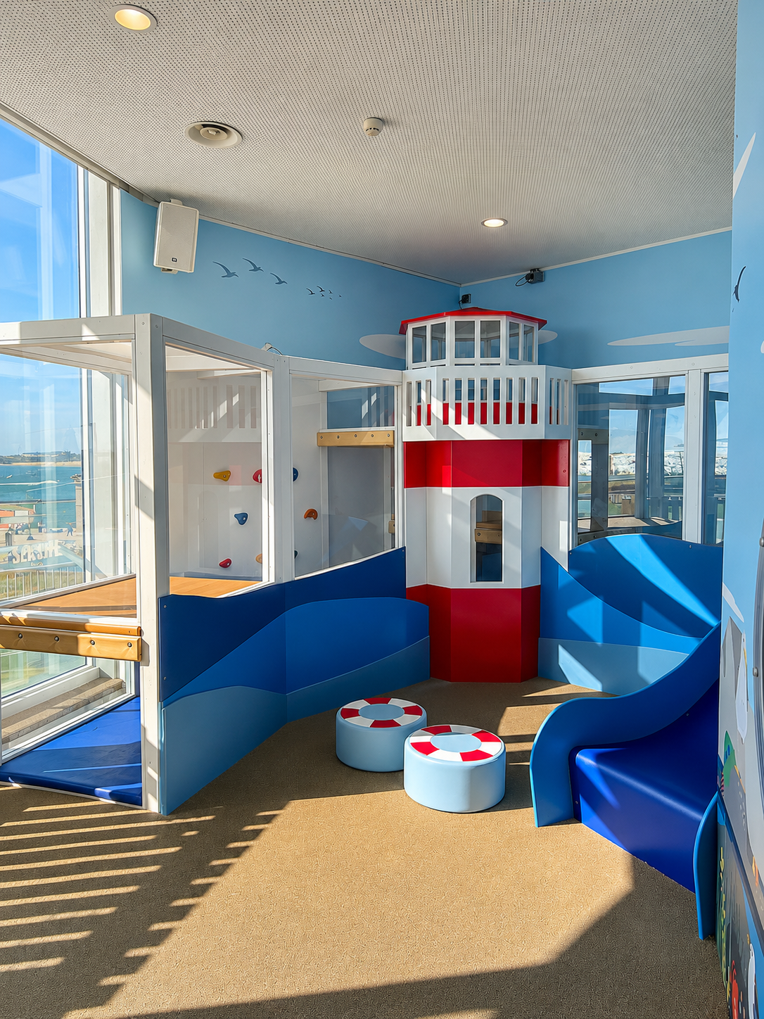 Espaço de jogo temático em madeira, com farol, escalada e escorrega, desenvolvido pela kidUplay para o SeaLife