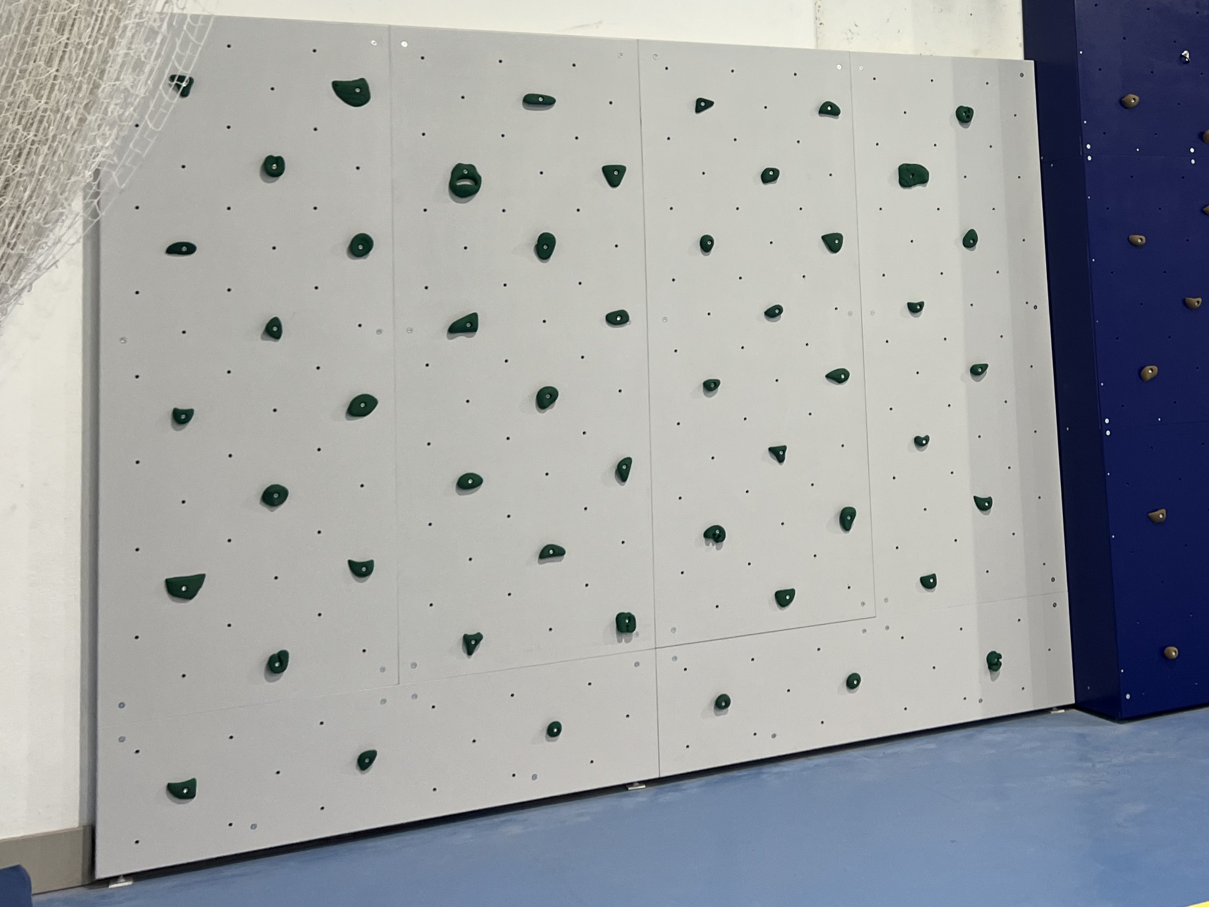 Boulder escolar juvenil em ginásio