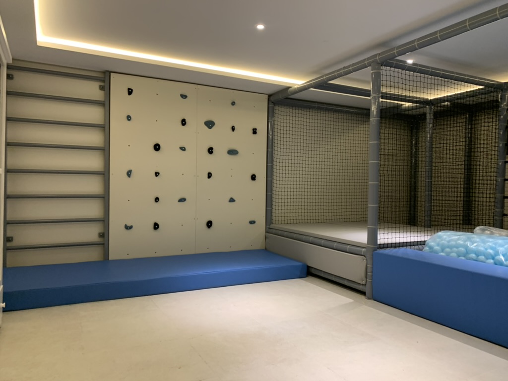 Casa modelo com parede de escalada